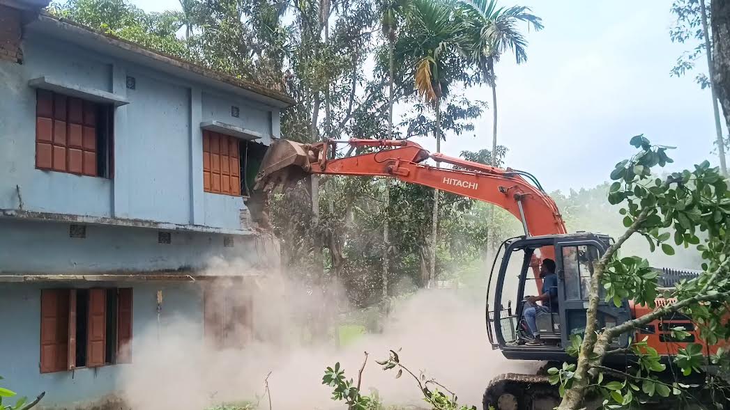 শৈলকূপায় মহাসড়কের পাশে গড়ে তোলা স্থাপনা অপসারণ
