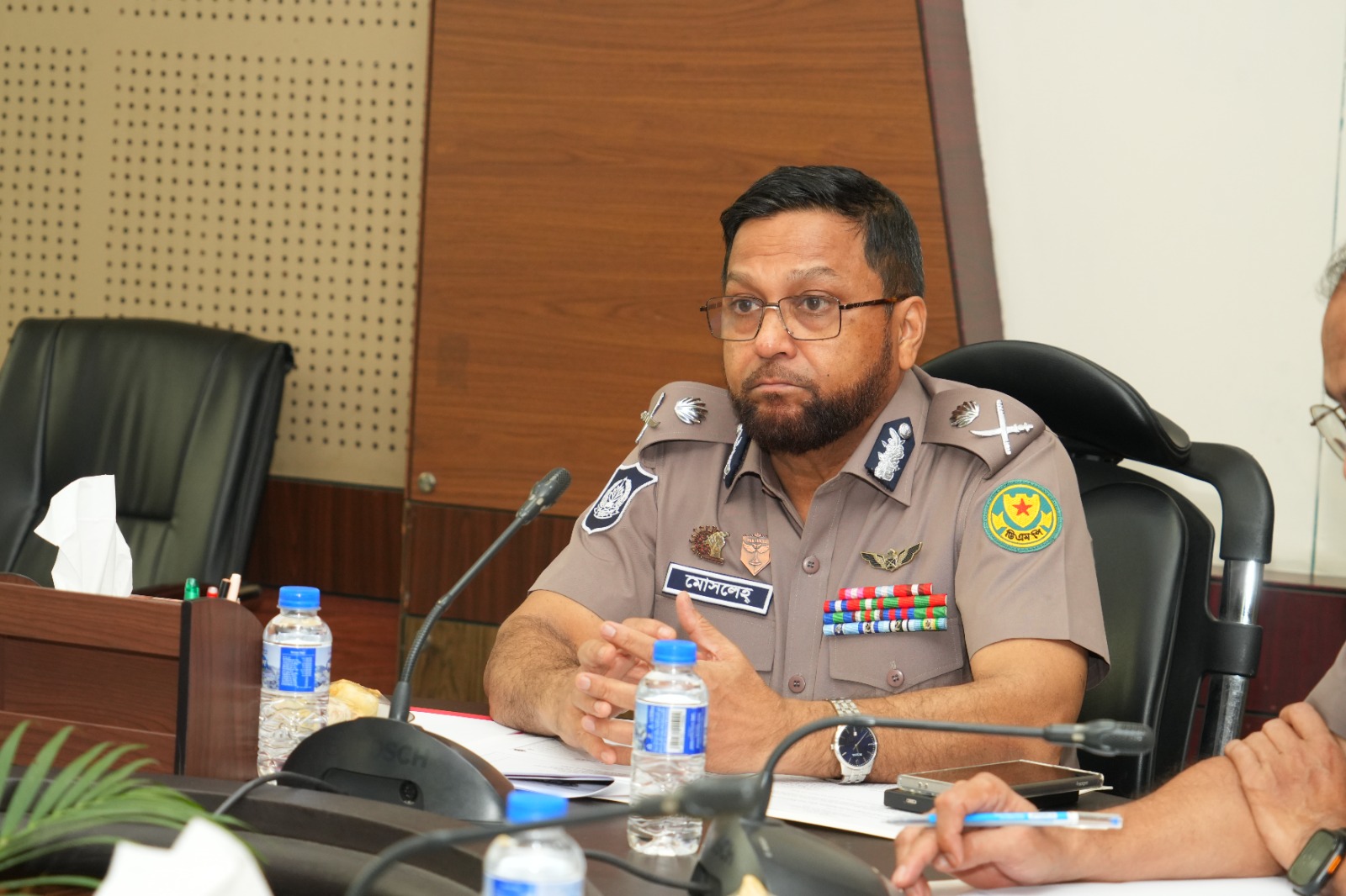 হাটের সীমানার বাইরে পশু রাখা যাবে না : ডিএমপি কমিশনার