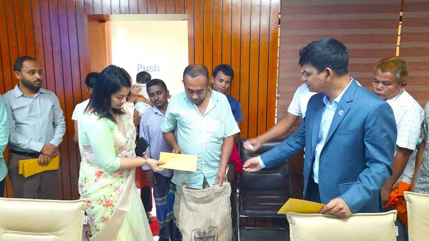 বান্দরবানে অগ্নিকাণ্ডে ক্ষতিগ্রস্তদের পাশে জেলা প্রশাসন