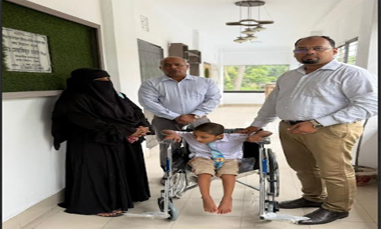 মুন্সীগঞ্জে বিশেষ চাহিদা সম্পন্ন শিক্ষার্থী পেল হুইল চেয়ার 