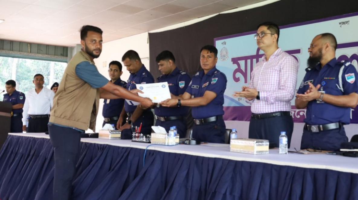 যশোরে সেরা ২০ সদস্যকে পুরস্কার দিলেন পুলিশ সুপার