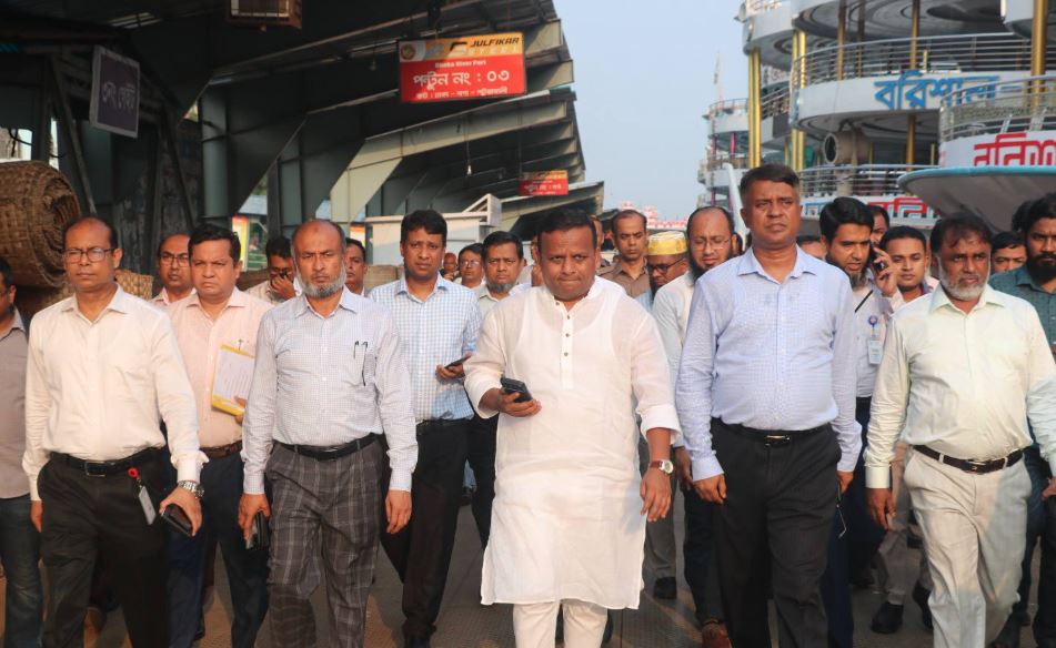 সদরঘাটে আকস্মিক পরিদর্শনে নৌপরিবহন প্রতিমন্ত্রী