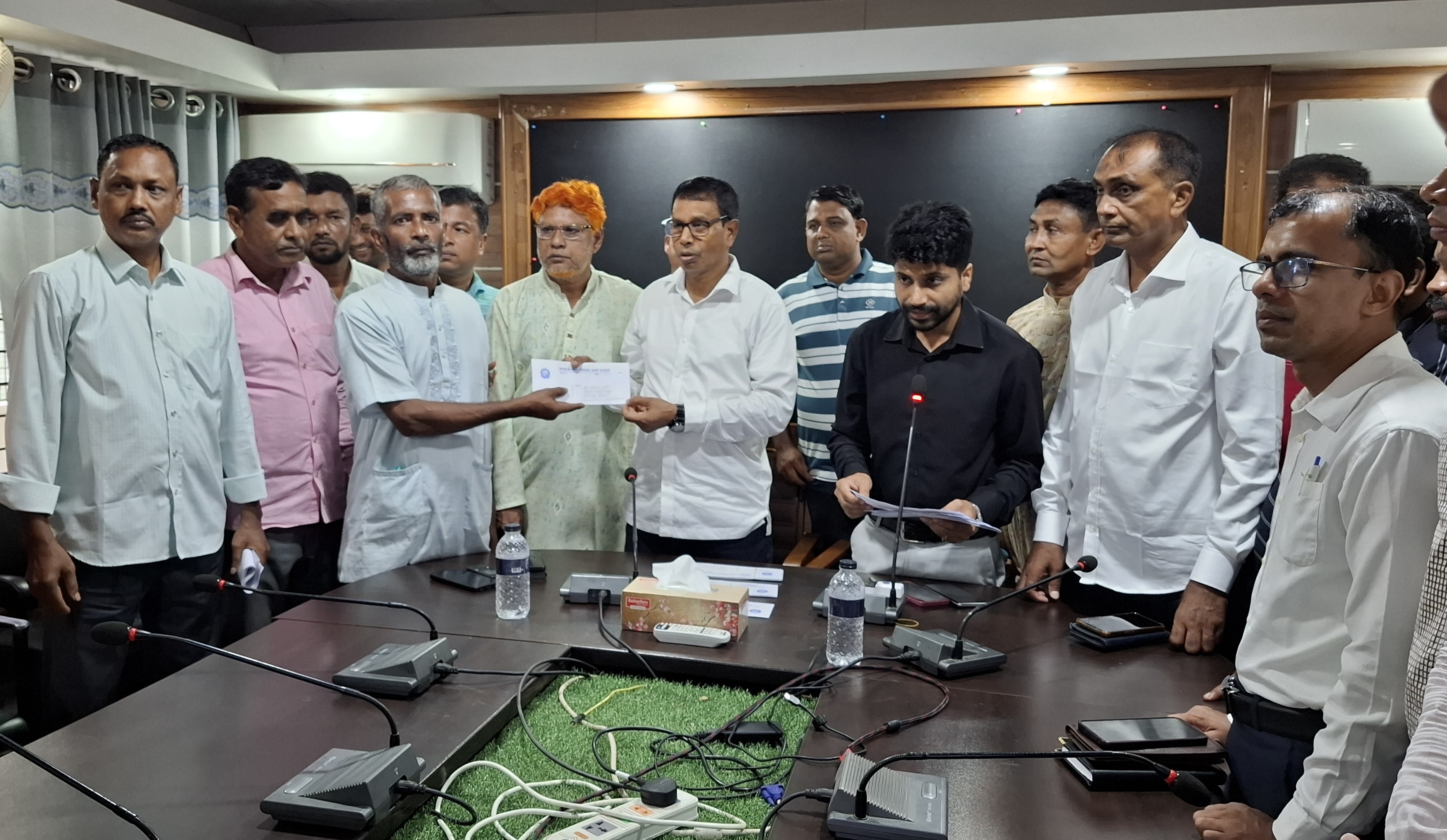হরিণাকুণ্ডুতে অগ্নিকাণ্ডে ক্ষতিগ্রস্ত পান চাষীদের মাঝে সহায়তার চেক বিতরণ
