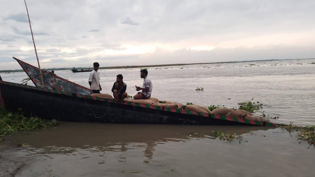 ব্রহ্মপুত্রে নৌকা ডুবে ভিজিএফ-এর ৪৬৭ বস্তা চাল নদীগর্ভে