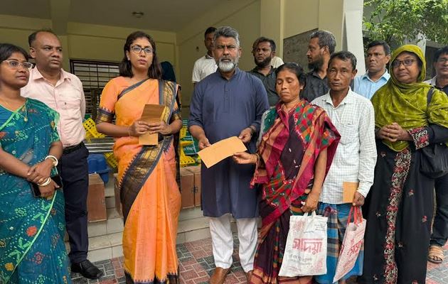 নওগাঁয় বজ্রপাতে মৃত ও আহতের পরিবারকে অর্থ সহায়তা