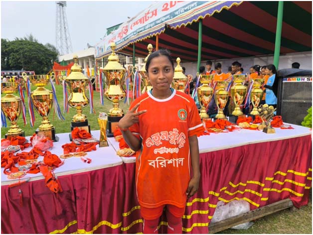 বরগুনাকে উড়িয়ে ‘নতুন কুঁড়ি’ ফুটবলে চ্যাম্পিয়ন বরিশাল, শ্রাবন্তীর হ্যাটট্রিক