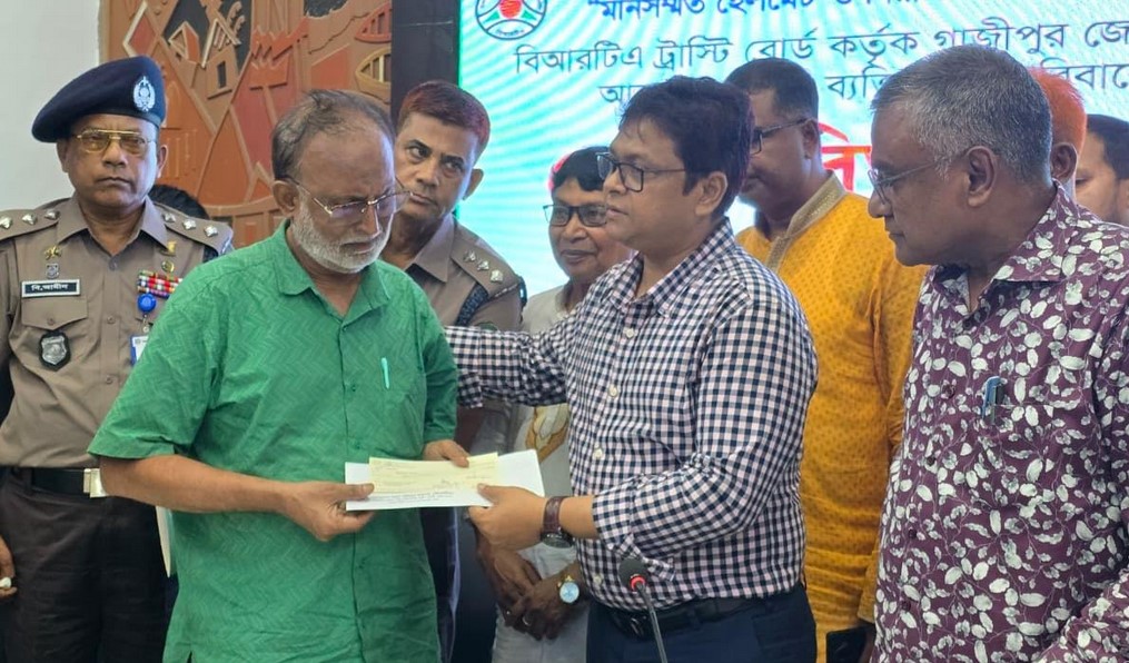 গাজীপুরে সড়ক দুর্ঘটনায় নিহত-আহতের পরিবারকে চেক হস্তান্তর