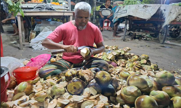 রাজশাহীতে প্রচণ্ড গরমে তালের শাঁসের চাহিদা বেড়েছে