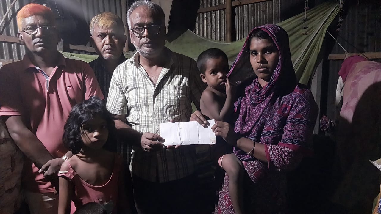 সমাজকল্যাণ প্রতিমন্ত্রীর মানবিক সহায়তায় ভ্যান চালক রেজাউলের ঘরে ঈদের খুশি