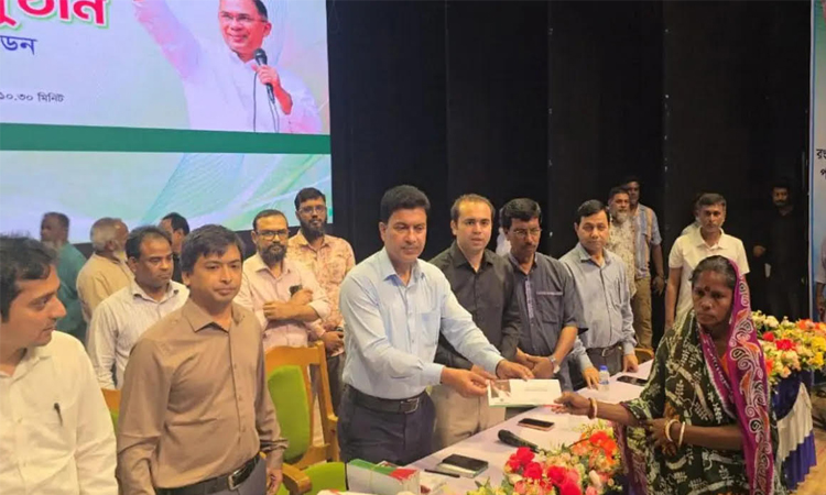 রসিকের ৮৫৫ পরিচ্ছন্নতাকর্মী পেলেন প্রধানমন্ত্রীর ঈদ উপহার