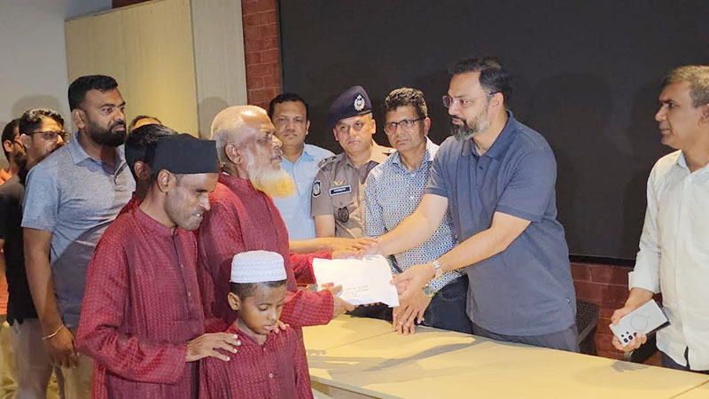 ব্রাহ্মণবাড়িয়ার দৃষ্টি প্রতিবন্ধী পরিবারকে অর্থ সহায়তা দিলেন ক্রীড়া প্রতিমন্ত্রী
