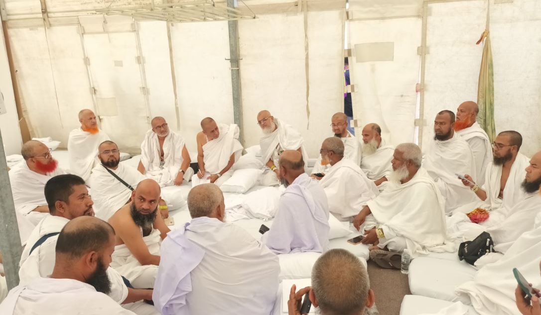 লাব্বাইক ধ্বনিতে মুখরিত মিনা প্রান্তর, তাঁবুতে হাজিদের খোঁজ নিচ্ছেন ধর্মমন্ত্রী