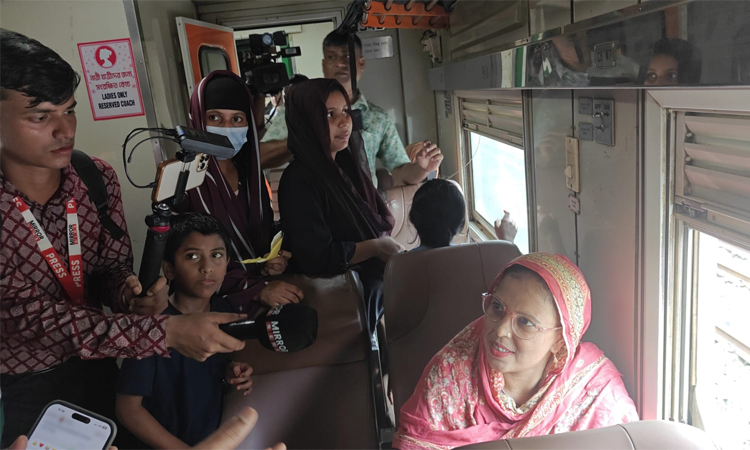 ঈদযাত্রায় নারী যাত্রীদের জন্য ট্রেনে যুক্ত হলো বিশেষ কোচ