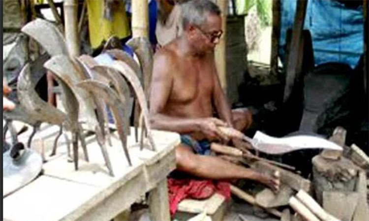 দা-বঁটি, ছুরি-চাপাতির টুংটাং শব্দে মুখর খুলনার কামারশালা