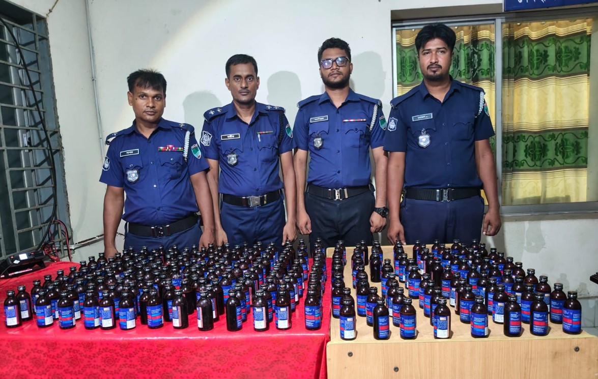 সাতক্ষীরায় ফেন্সিডিল জব্দ করেছে পুলিশ