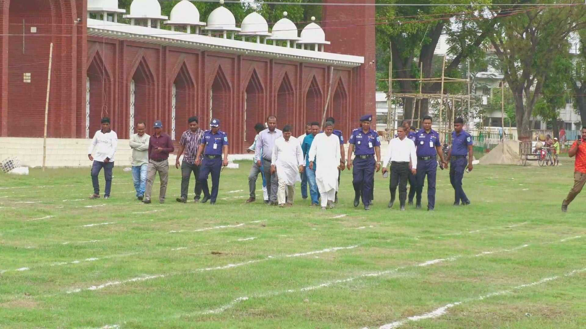 দিনাজপুর গোর-এ শহীদ বড় ময়দানে সকাল সাড়ে ৮টায় প্রথম জামাত 