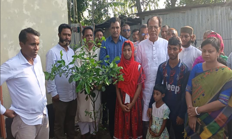 লালমনিরহাটে অসহায় তিন সহোদরকে ঘর দিলেন ত্রাণমন্ত্রী
