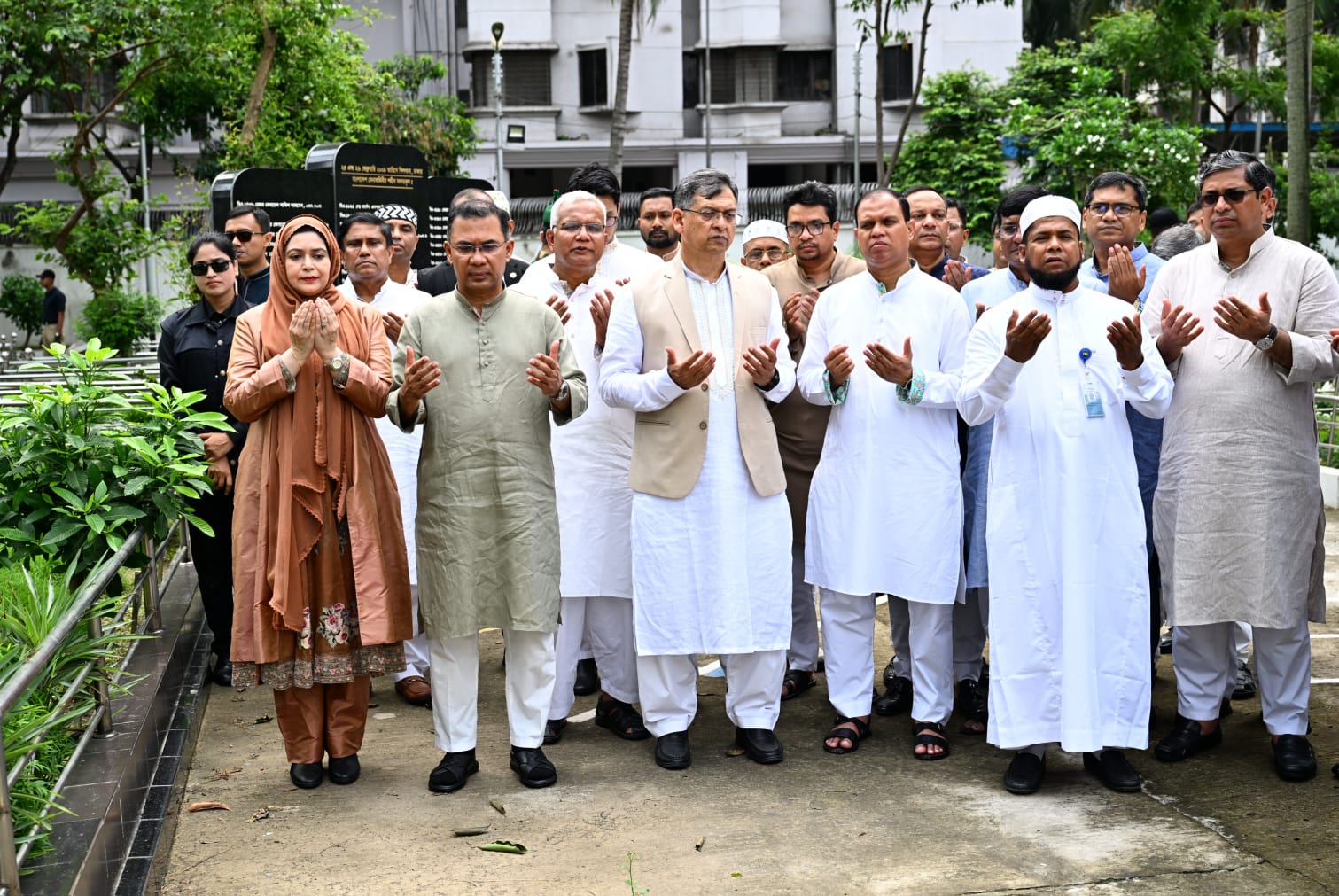 বিডিআর বিদ্রোহে নিহত সেনা কর্মকর্তাদের কবর জিয়ারত প্রধানমন্ত্রীর