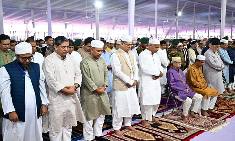 জাতীয় ঈদগাহে ঈদুল আজহার নামাজ আদায় করলেন স্বরাষ্ট্রমন্ত্রী