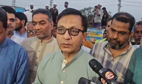 কোরবানির চামড়া ব্যবস্থাপনা দেখতে আমিন বাজারে বিক্রয় কেন্দ্র পরিদর্শনে বাণিজ্যমন্ত্রী