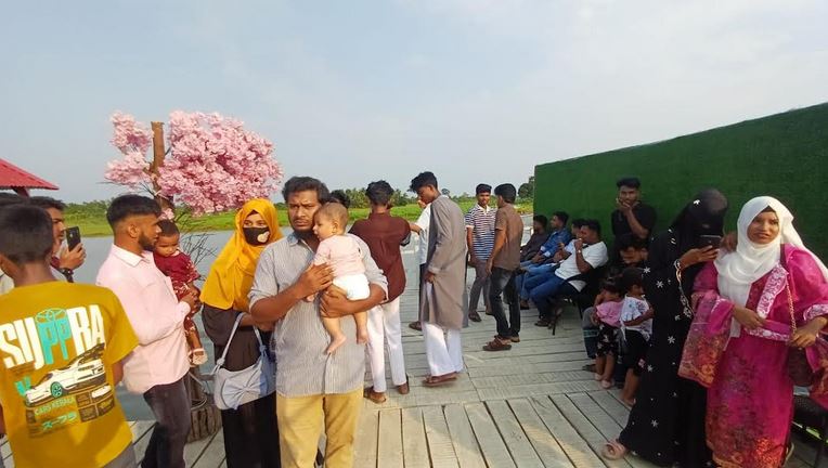 লক্ষ্মীপুরে মেঘনার পাড় যেন ‘মিনি কক্সবাজার’ 