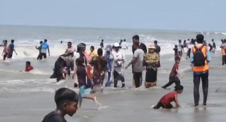 ঈদের ছুটিতে কুয়াকাটা সমুদ্র সৈকতে পর্যটকদের মহাসমারোহ