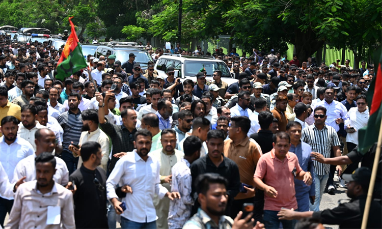 শহীদ জিয়ার স্মৃতিতে মানুষের ঢল, আবেগ-ভালোবাসায় মুখর জিয়া উদ্যান