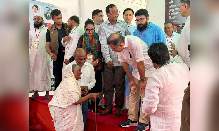 প্রধানমন্ত্রীকে কাছে পেয়ে স্বপ্নপূরণ হলো দৃষ্টিহীন নূরজাহান বেগমের