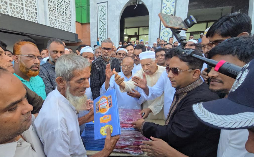 শহীদ রাষ্ট্রপতি জিয়াউর রহমানের শাহাদাতবার্ষিকীতে ফেনীতে বিএনপির বস্ত্র বিতরণ 