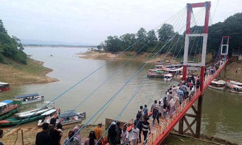 ঈদের ছুটিতে রাঙামাটির পর্যটন কেন্দ্রগুলোতে প্রাণ ফিরেছে