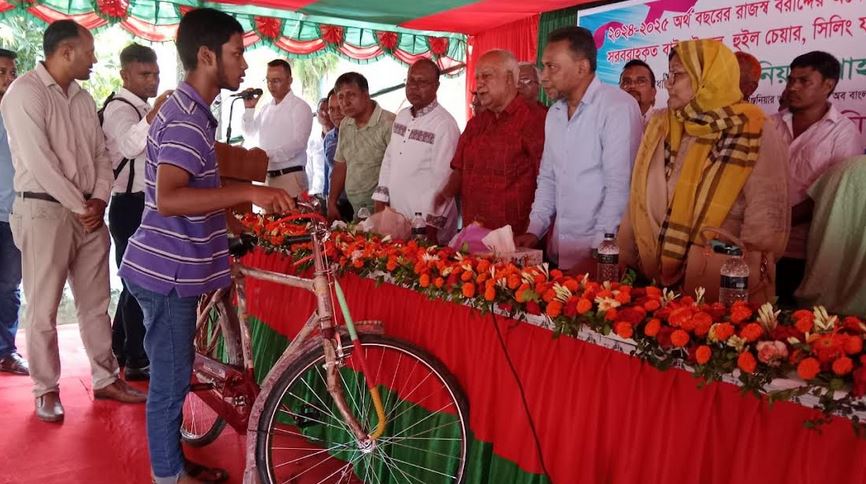 নীলফামারী জেলা পরিষদের শিক্ষাবৃত্তি, বাইসাইকেল ও হুইল চেয়ার বিতরণ