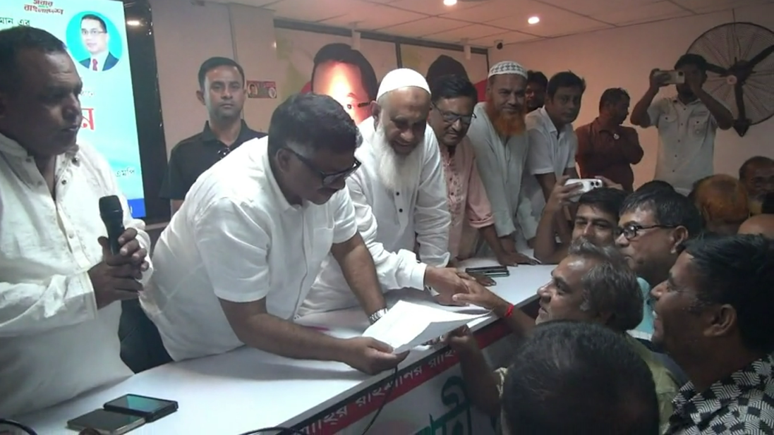 নাটোরে প্রধানমন্ত্রীর ত্রাণ তহবিলের ৫০ লাখ টাকার অনুদানের চেক বিতরণ