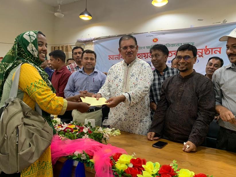 নড়িয়ায় মানবিক সহায়তার চেক পেলেন ৩৮০ পরিবার