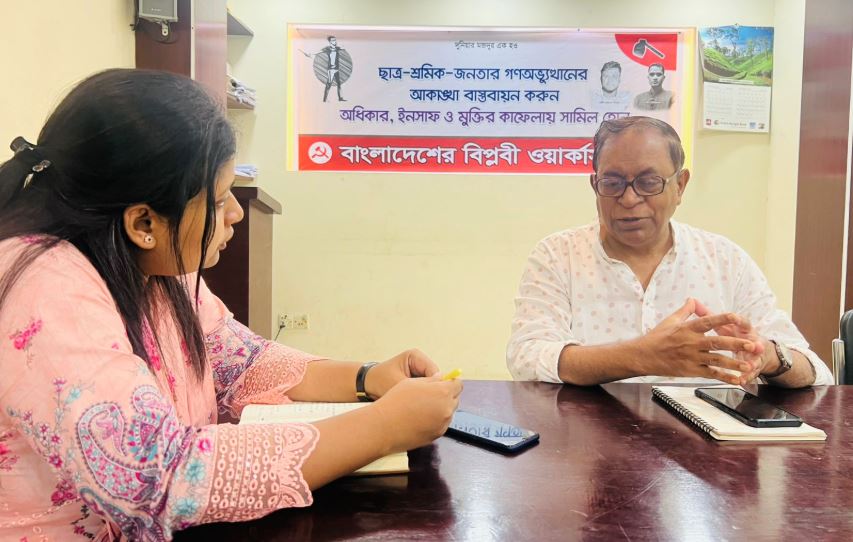 বাসসের প্রতিবেদক তিনা খানমকে একান্ত সাক্ষাৎকারে বিপ্লবী ওয়ার্কার্স পার্টির সাধারণ সম্পাদক সাইফুল হক। ছবি : বাসস