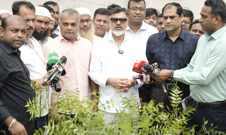 বর্জ্য অপসারণ শেষে বৃক্ষরোপণ কর্মসূচির উদ্বোধন করলেন ডিএনসিসি প্রশাসক