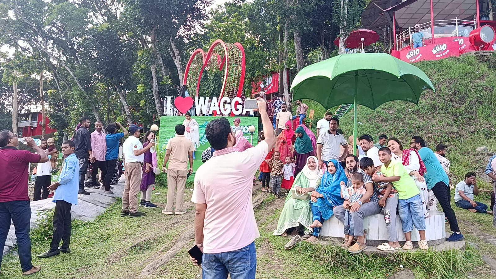 কাপ্তাইয়ের বিনোদন কেন্দ্রে পর্যটকদের উপচেপড়া ভিড়
