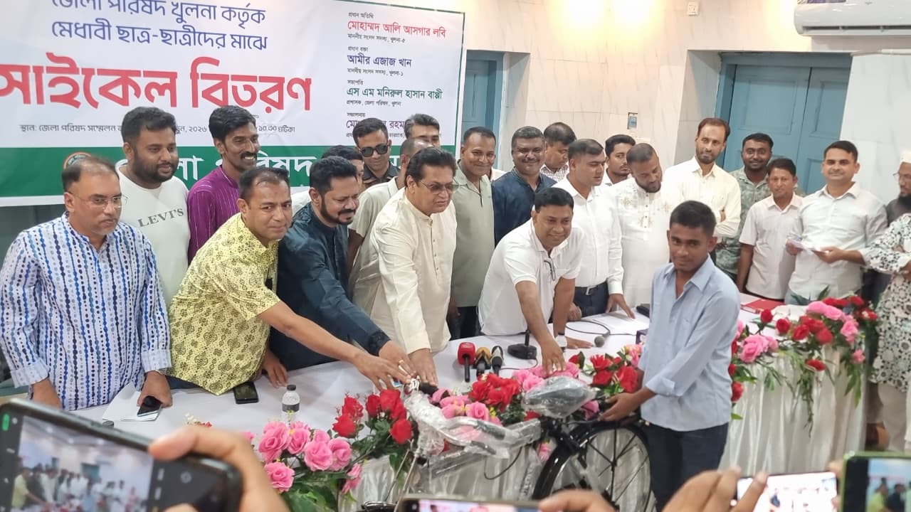 খুলনায় শিক্ষার্থীদের মধ্যে জেলা পরিষদের সাইকেল বিতরণ