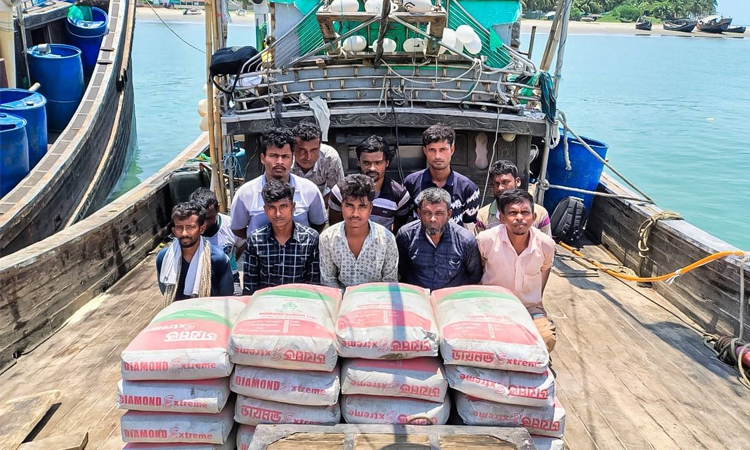 নৌবাহিনীর অভিযানে মিয়ানমারে পাচারকালে সিমেন্ট বোঝাই দুটি বোটসহ ২০ জন আটক  