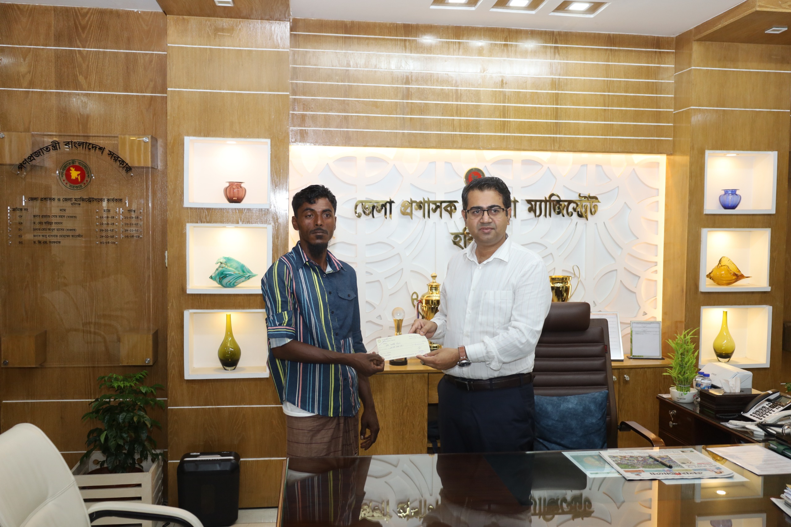 হবিগঞ্জে বন্যাদুর্গত দিনমজুরের পাশে জেলা প্রশাসক