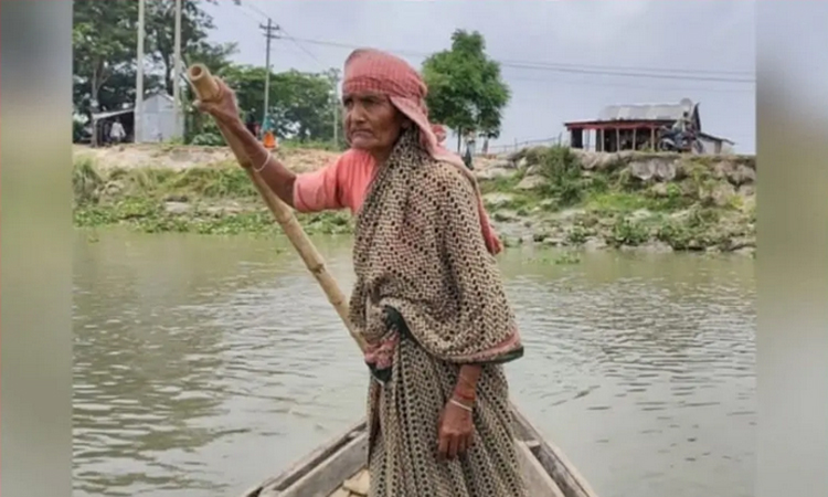 দুই যুগেরও বেশি সময় ধরে বৈঠা হাতে জীবন যুদ্ধে তাসলিমা