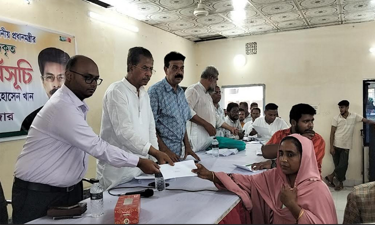 বরিশালে প্রধানমন্ত্রীর ত্রাণ ও কল্যাণ তহবিলের অর্থ বিতরণ