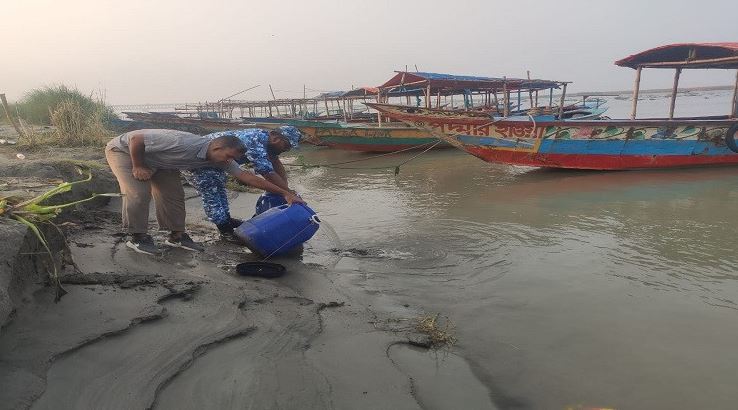 মুন্সীগঞ্জে জব্দকৃত বাগদা রেনু পদ্মায় অবমুক্ত 