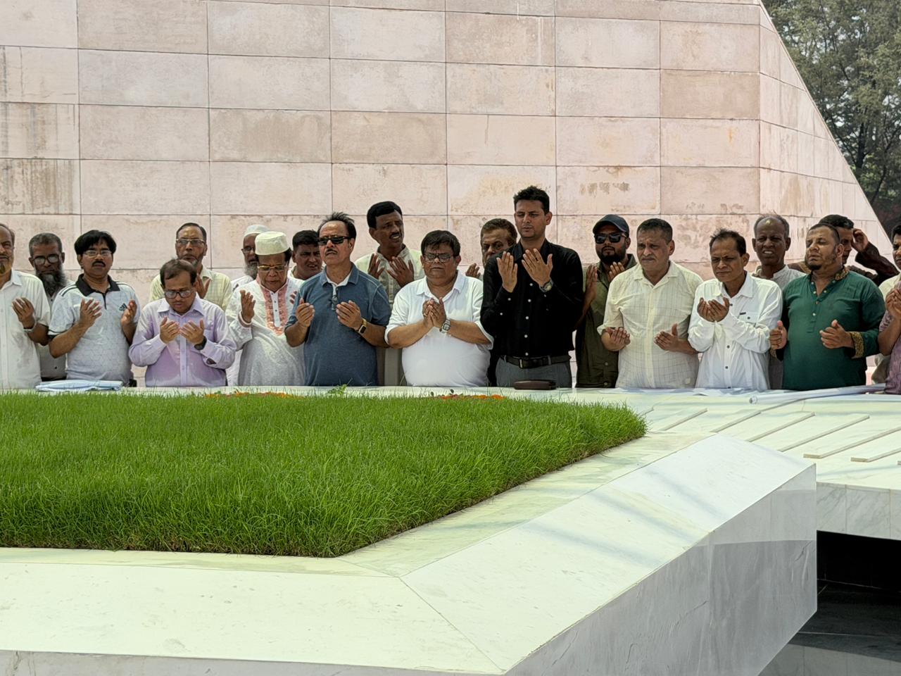 শহীদ রাষ্ট্রপতি জিয়াউর রহমানের সমাধিতে জিয়া সাইবার ফোর্স যুক্তরাষ্ট্র শাখার শ্রদ্ধা