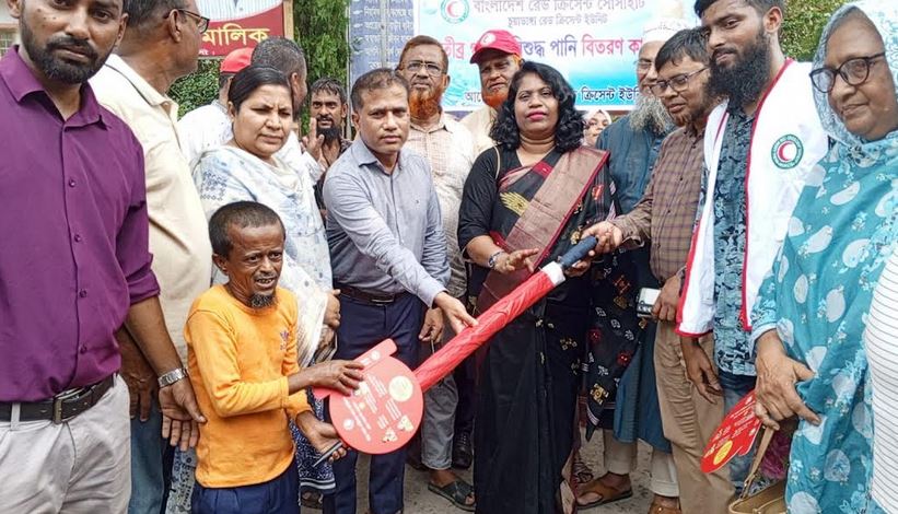 চুয়াডাঙ্গায় পথচারিদের মাঝে স্যালাইন ও ছাতা বিতরণ রেড ক্রিসেন্টের 