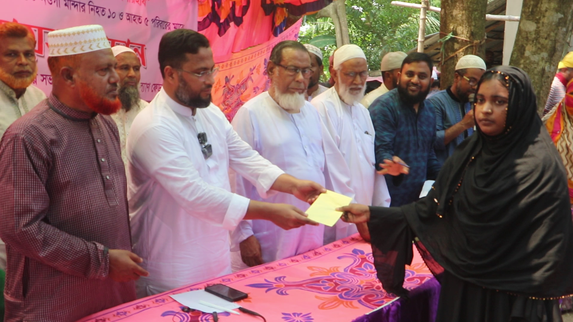 টাঙ্গাইলে ট্রাক উল্টে নিহত ও আহতদের পরিবারকে আর্থিক সহযোগিতা