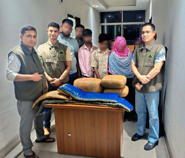 সিটিটিসি’র অভিযানে ১৯ কেজি গাঁজাসহ গ্রেফতার ৬