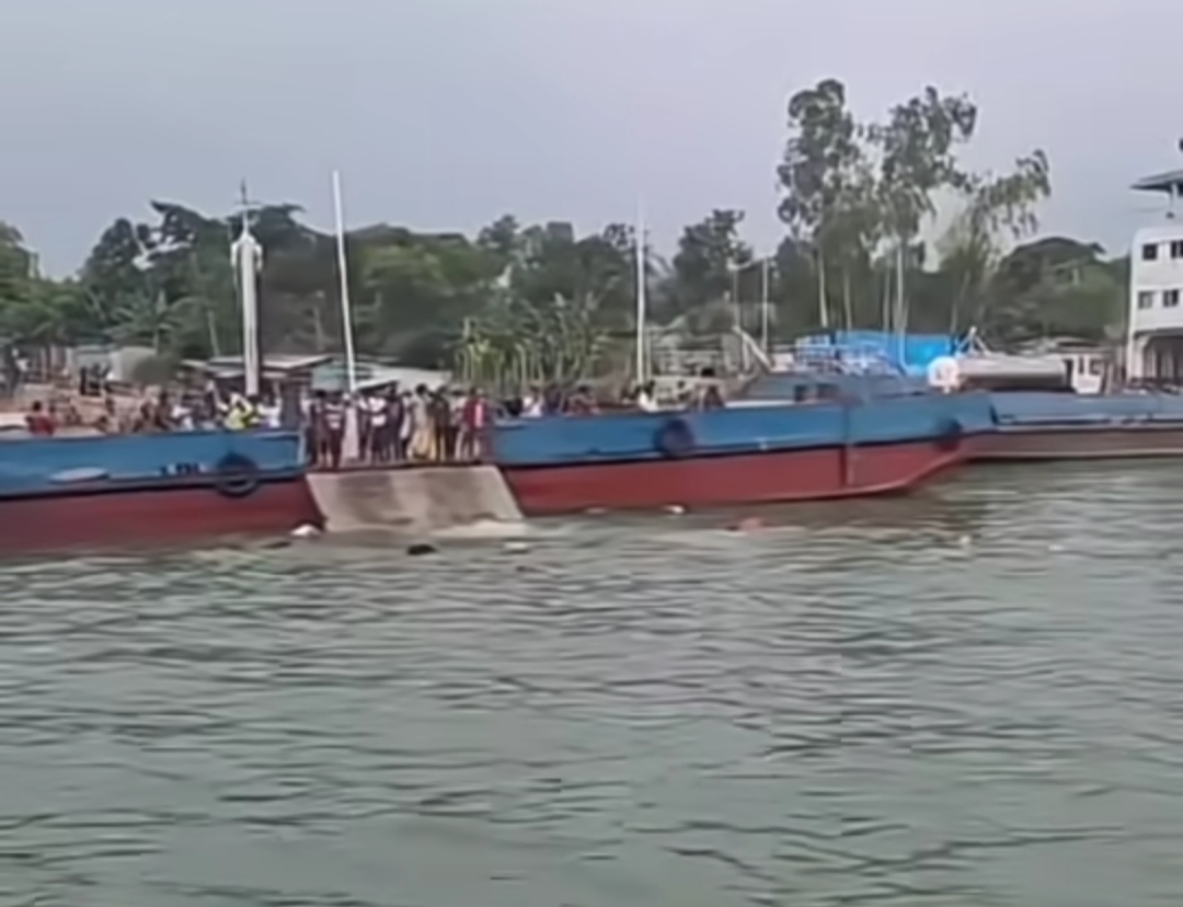 নৌ পুলিশের তৎপরতায় দৌলতদিয়ায় বড় দুর্ঘটনা থেকে রক্ষা পেলো অর্ধশতাধিক যাত্রী