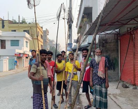 মেহেরপুরের আমবাগানে মৌসুমি শ্রমিকদের আম পাড়ার উৎসব