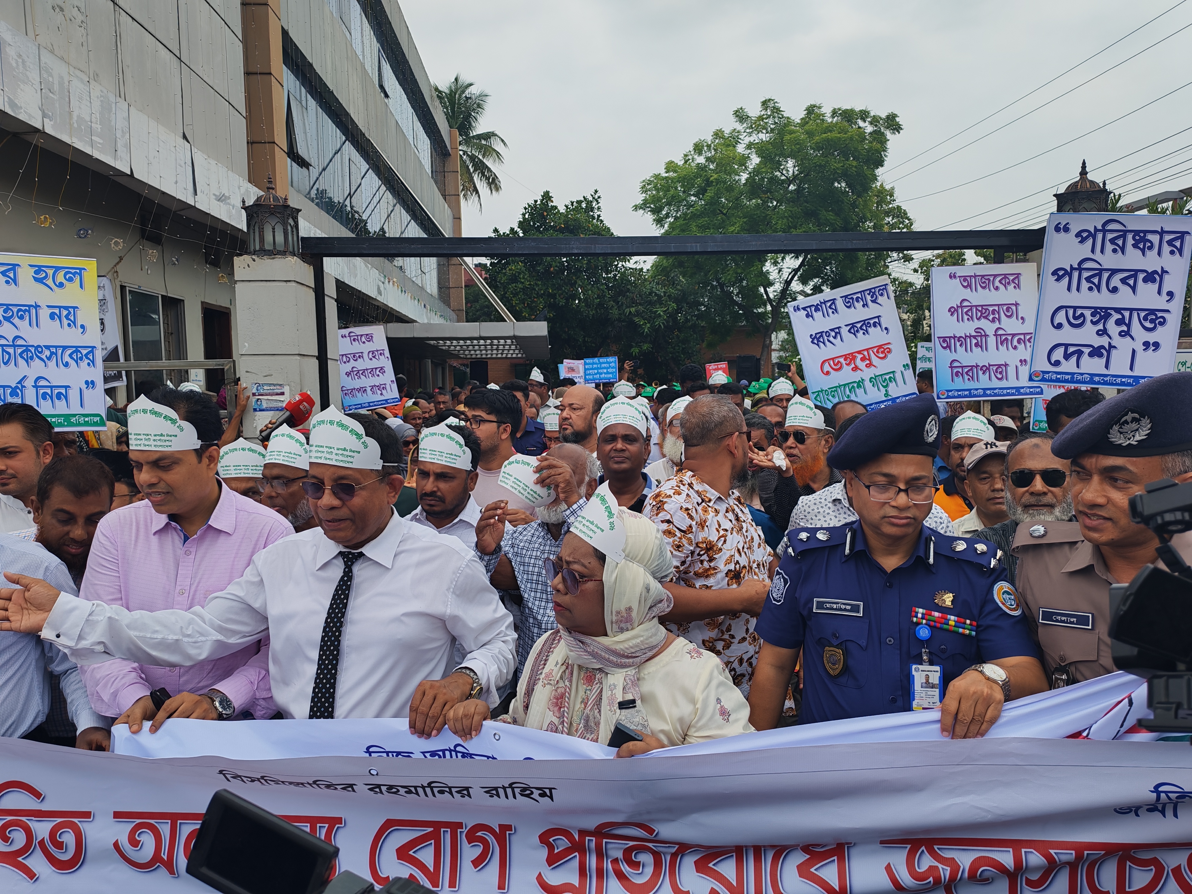 বরিশালে ডেঙ্গুসহ মশাবাহিত রোগ প্রতিরোধে জনসচেতনতামূলক শোভাযাত্রা 