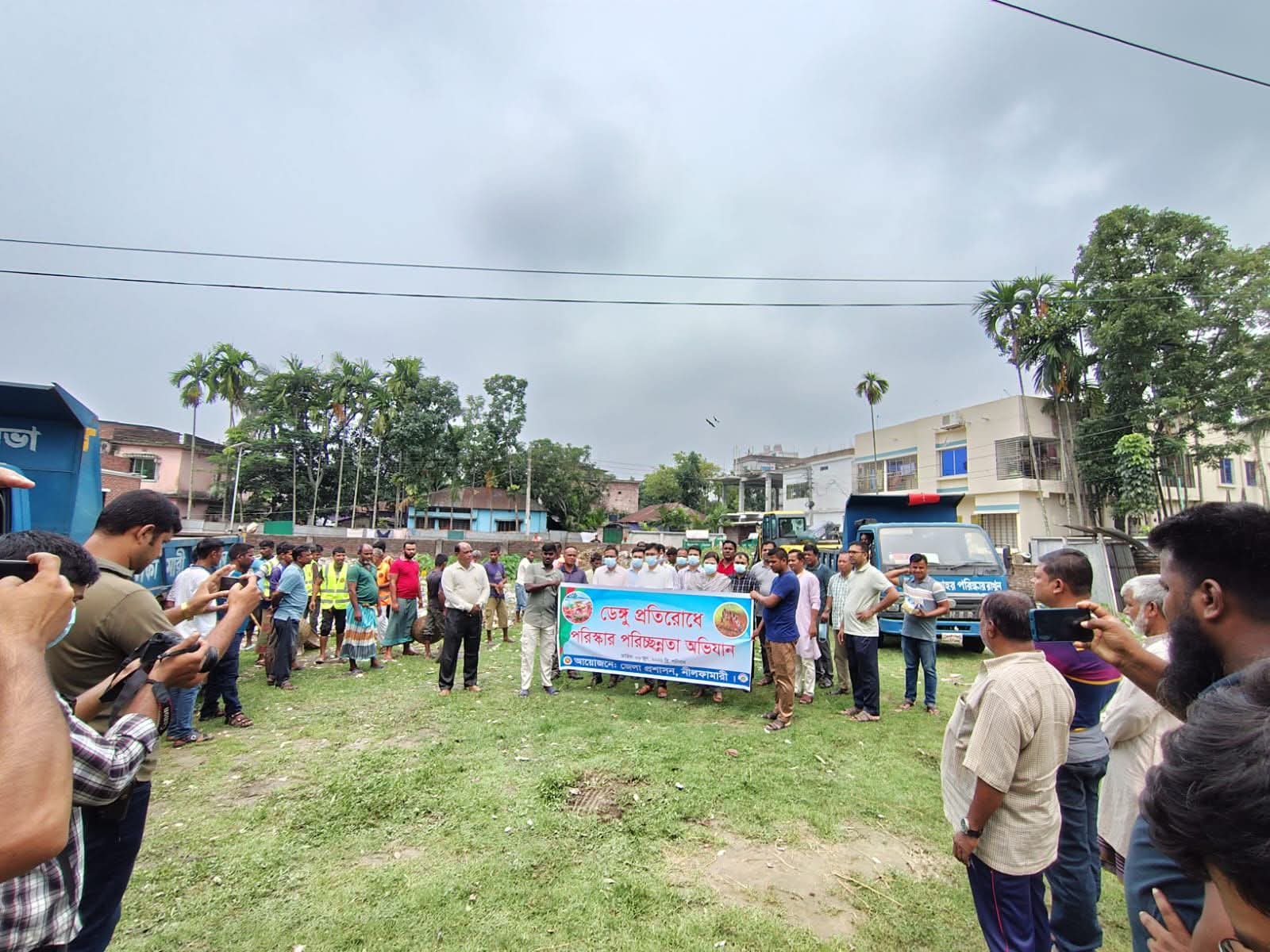 নীলফামারী পৌরসভার কর্মীদের অংশগ্রহনের এ পরিচ্ছন্নতা অভিযান পরিচালিত হয়।